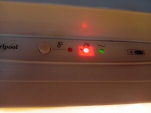 Frigorifero Whirlpool spia rossa accesa